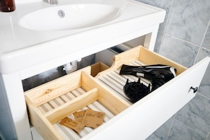 Douche, bidet, serviettes fournies, papier toilette