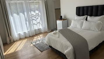 Desk, laptop workspace, iron/ironing board, free WiFi