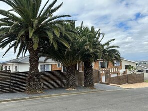 Unclassified image, 2 of 5, button - Plattekloof guest house (Cape Town)