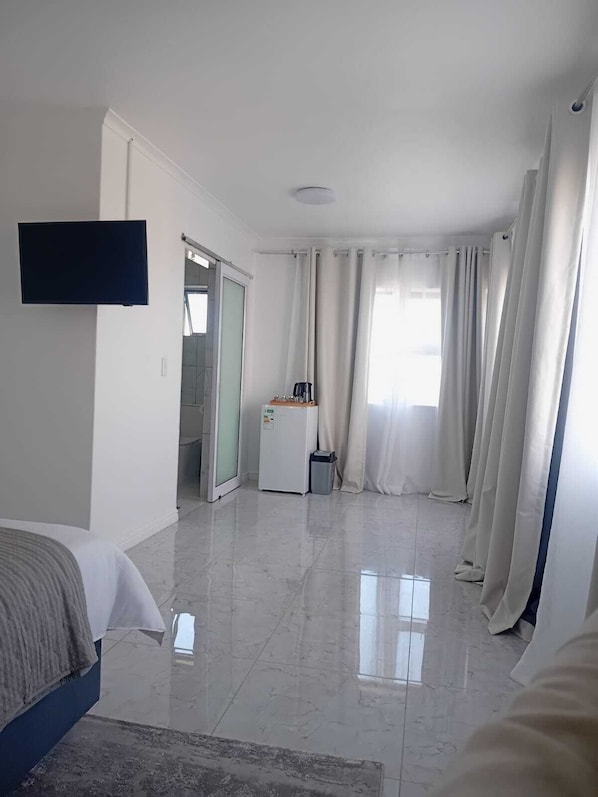 Unclassified image, 1 of 5, button - Plattekloof guest house (Cape Town)