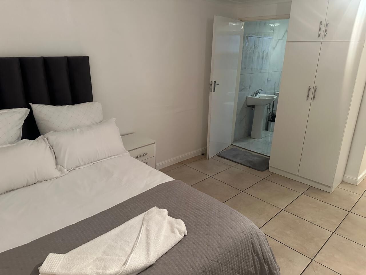 Schreibtisch, laptopgeeigneter Arbeitsplatz, Bügeleisen/Bügelbrett