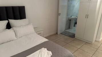 Schreibtisch, laptopgeeigneter Arbeitsplatz, BĂŒgeleisen/BĂŒgelbrett