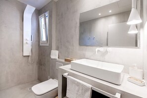 Shower, hair dryer, towels - Stylish acropolis view apartment (Athens)