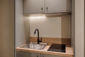 Bridge | Private kitchen | Fridge, stovetop - Leon II by Zoia Living (Piraeus)