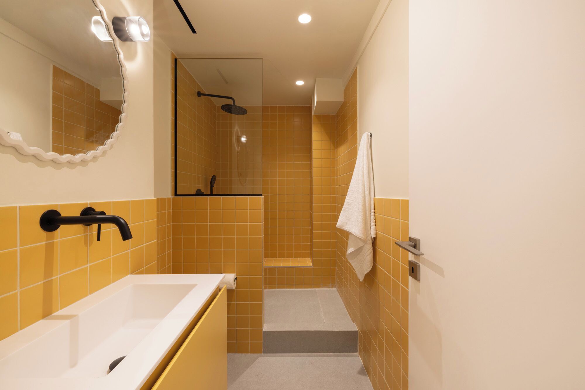 Un bagno con una vasca, una doccia e uno specchio.