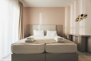 3 bedrooms, travel crib, bed sheets
