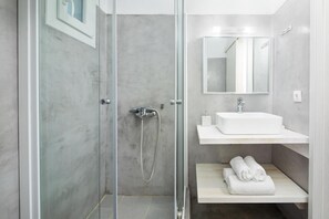 Shower, hair dryer, towels - Villa Casa Di Billy in Chalikounas (Chalikounas)