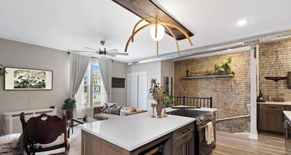 Boutique Condo Downtown Milwaukee - Stay at The Bentley!