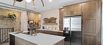 New! Condo, Garage, Parking, Downtown