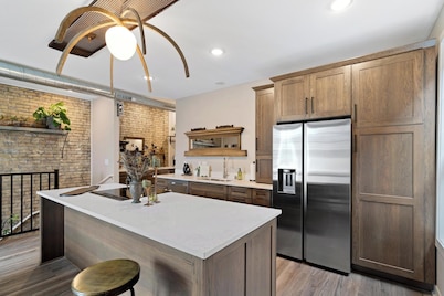 New! Condo, Garage, Parking, Downtown