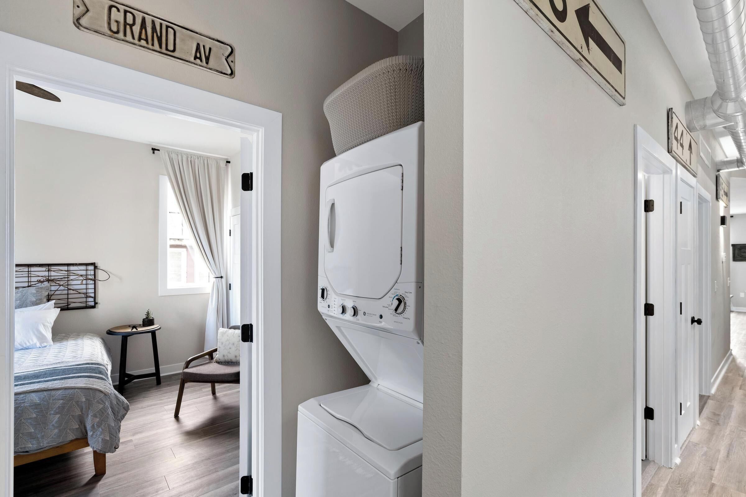 2 chambres, coffres-forts dans les chambres, fer et planche à repasser