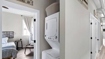 2 chambres, coffres-forts dans les chambres, fer et planche à repasser