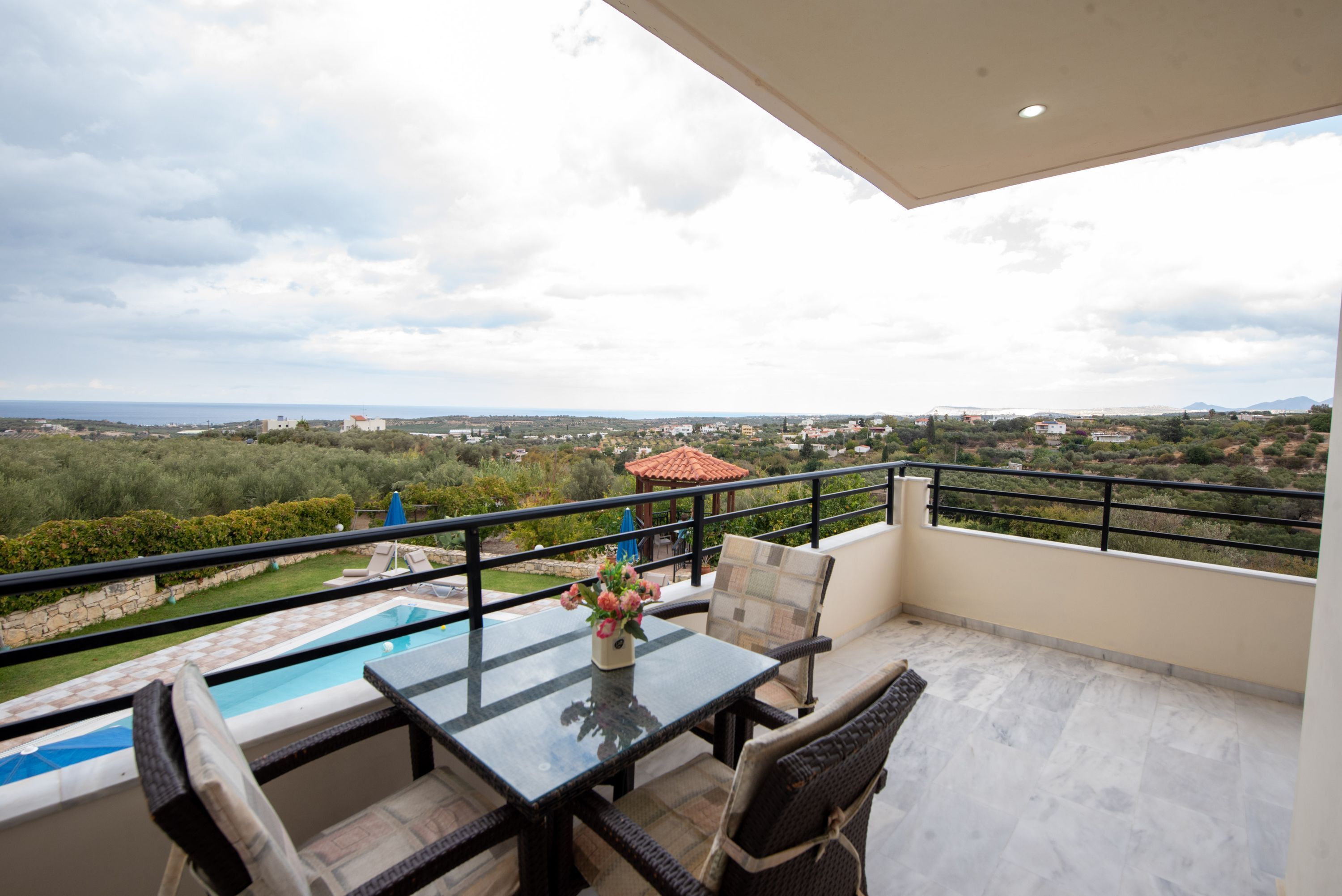 屋外ダイニングエリア