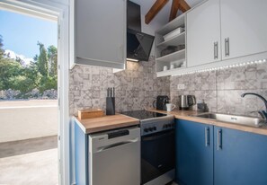 Fridge, microwave, oven, stovetop - Green Oak Villa in Zakynthos (Zakynthos)