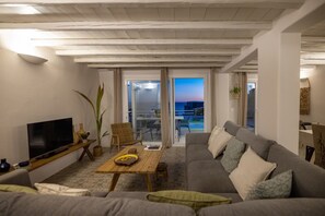 TV, offices - Οrmos seaside villa A with private pool (Tinos)