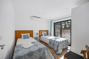 4 chambres, fer et planche à repasser, lit parapluie, draps fournis