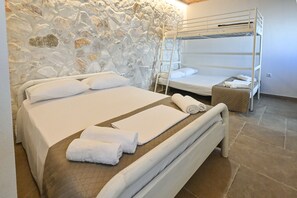 1 bedroom, travel cot, free WiFi, bed sheets - Superior Studio with Garden View (Fourka)