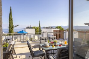 Outdoor dining - Melissoula Villa in Neo Chorio (Neo Chorio)
