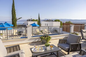 Outdoor dining - Melissoula Villa in Neo Chorio (Neo Chorio)