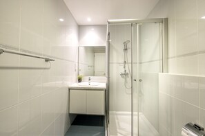 Shower, hair dryer, towels - Rhodia Villa in Steni (Steni)