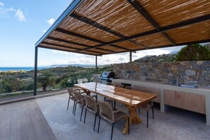 Outdoor dining - Villa Dorothea in Georgioupoli (Georgioupoli)