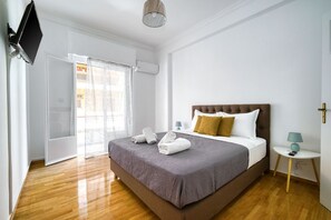 Desk, iron/ironing board, free WiFi, bed sheets - Sunny 2 bedroom  cozy apartment, view of Parthenon (Athina)
