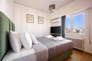 Desk, iron/ironing board, free WiFi, bed sheets - Sunny 3bd flat,Acropolis view (Athina)