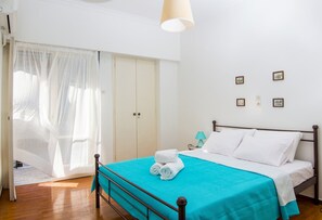 1 bedroom, desk, iron/ironing board, free WiFi - Sunny 1bd apartment just 1minute to Acropolis (Athina)