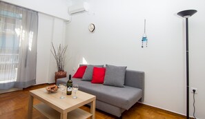 TV, offices - Sunny 1bd apartment just 1minute to Acropolis (Athina)