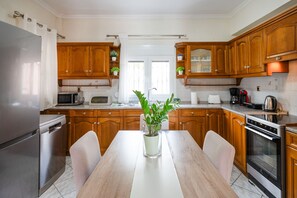 Fridge, microwave, oven, stovetop - Anastasios Holiday Home (Gazatika)