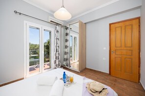 3 bedrooms, iron/ironing board, travel cot, bed sheets - Villa Kostis in Kateleios (Kateleios)
