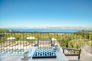 Outdoor dining - Villa Andreas in Lithiasmenos (Lithiasmenos)