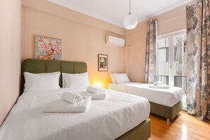 3 bedrooms, desk, iron/ironing board, free WiFi - · Sunny cozy 3bd apt, just a min away to Acropolis (Athina)