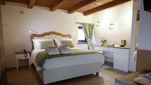 Un dormitorio con cama, mesita de noche y escritorio con silla.