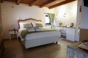 Un dormitorio con cama, mesita de noche y escritorio con silla.