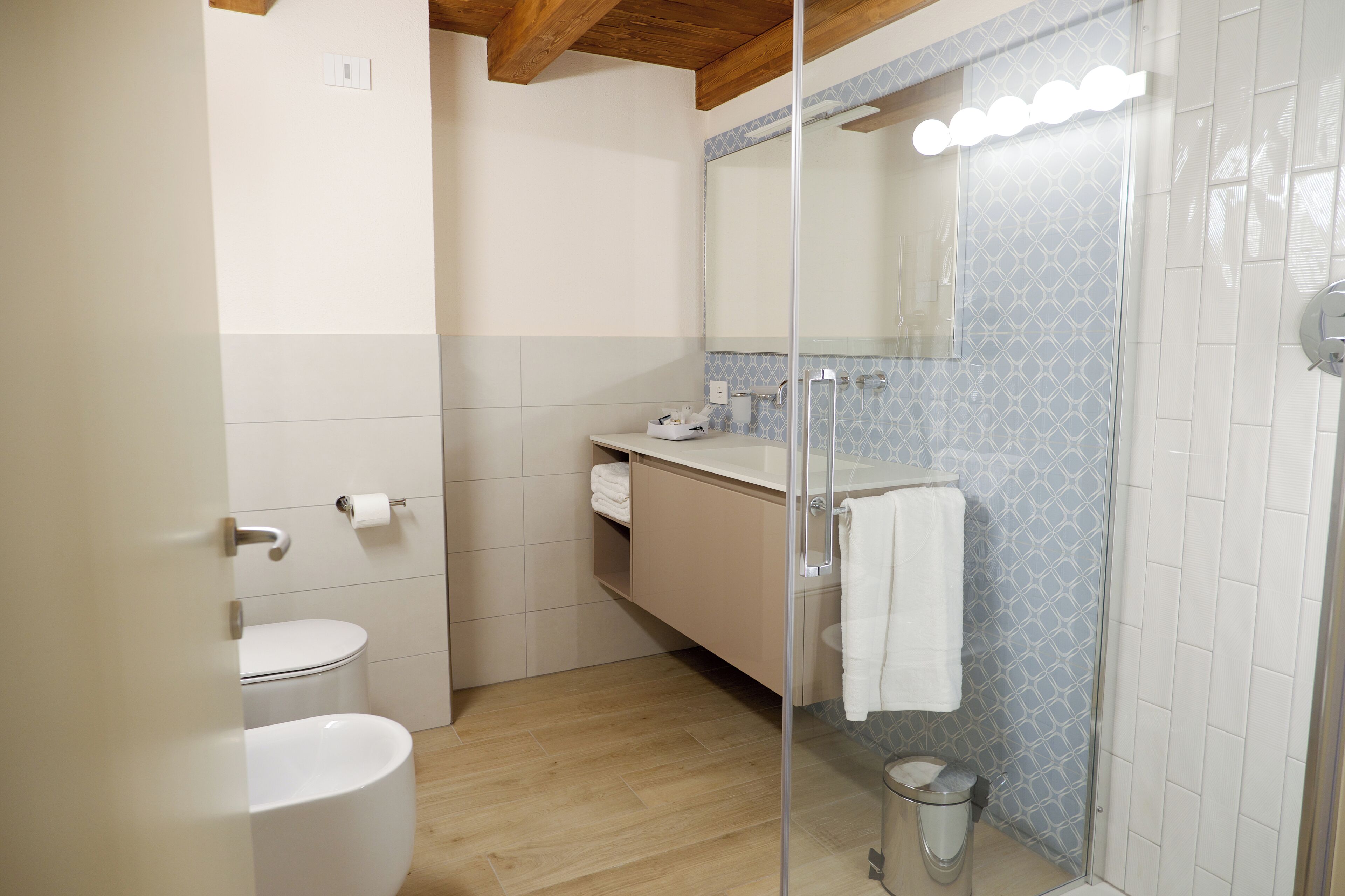 Comfort-Zimmer | Badezimmer | Dusche, Haartrockner, Hausschuhe, Handtücher