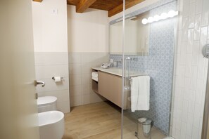 Habitación Confort | Baño | Regadera, secadora de cabello, pantuflas, toallas 