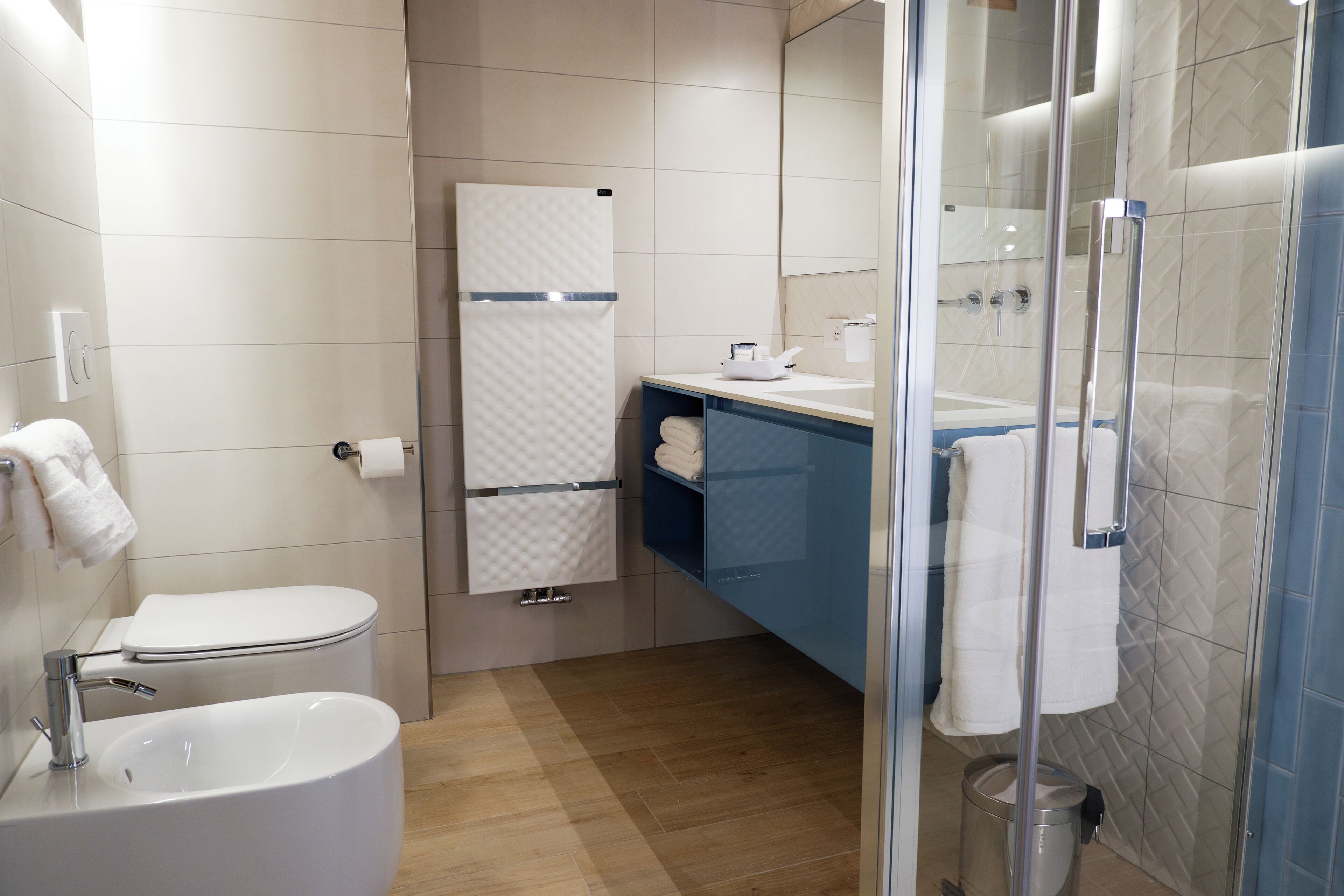 Ein modernes Badezimmer mit Toilette, Waschbecken und Duschbereich.