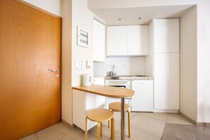 Fridge, oven, stovetop, coffee/tea maker - Studio in the heart of Athens, Acropolis area (Athina)