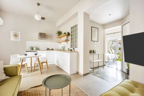TV - Sunny apartment next to the sea, amazing view (Pireas)