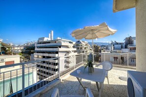 Outdoor dining - Sunny penthouse in Koukaki - Next to  Acropolis (Athina)