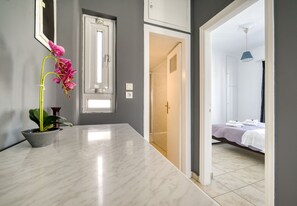 Desk, iron/ironing board, free WiFi, bed sheets - Sunny penthouse in Koukaki - Next to  Acropolis (Athina)
