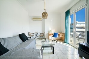 TV, offices - Sunny penthouse in Koukaki - Next to  Acropolis (Athina)