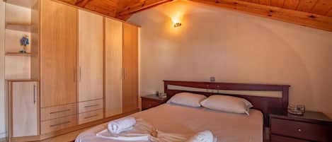 3 bedrooms, desk, iron/ironing board, free WiFi