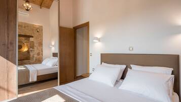 2 bedrooms, iron/ironing board, travel crib, WiFi (free)