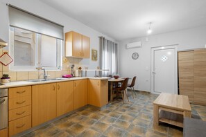 Fridge, coffee/tea maker, toaster, cookware/dishes/utensils - Litsa’s Maisonette Near Sea - City Center (Chania)