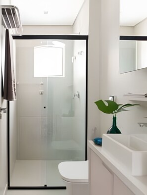 Appartement | Badkamer | Een haardroger, handdoeken