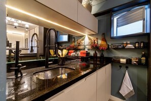 Departamento | Cocina privada | Refrigerador, microondas, horno y lavavajillas 