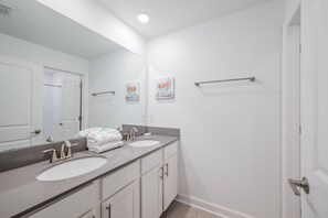 Secador de pelo y toallas