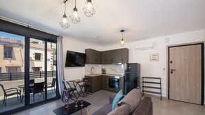 Um apartamento moderno com cozinha, sala de jantar e sala de estar.